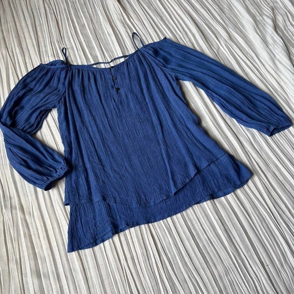 Blue flowy cold shoulder shirt by Renee C! - Picture 2 of 8